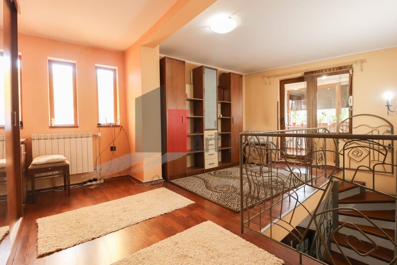 Vila Varda, 200 mp utili, teren 160 mp.